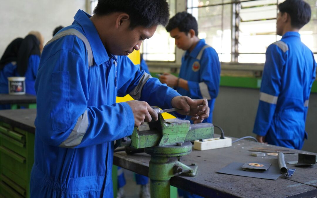 U.S. Manufacturing Jobs Continue to Fall, Hits Lowest Level Since 2022